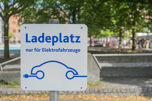 Ladeplatz für E-Autos vor Ladesäule