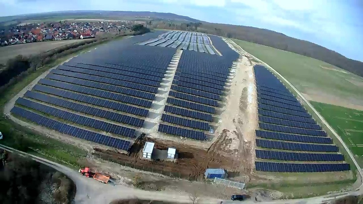Drohnenfoto des Solarparks Dörnten Ost in Betrieb, 20.03.2024