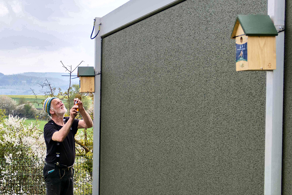 Nistkästen montieren im Solarpark Dörnten