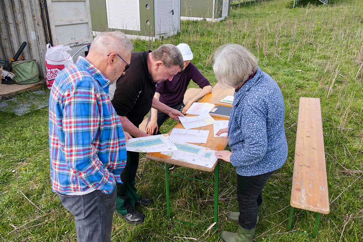 Arbeiten an der Schalldämmung der Wechselrichter im Solarpark Dörnten