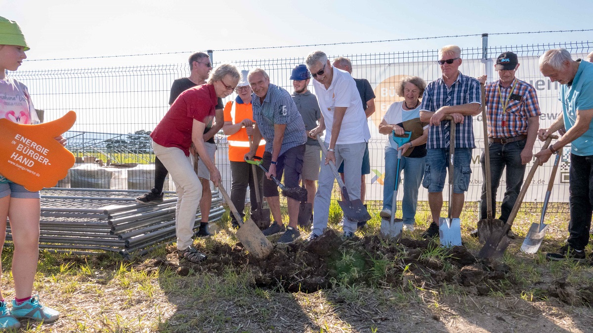 Vorstand und Mitglieder beim ersten Spatenstich