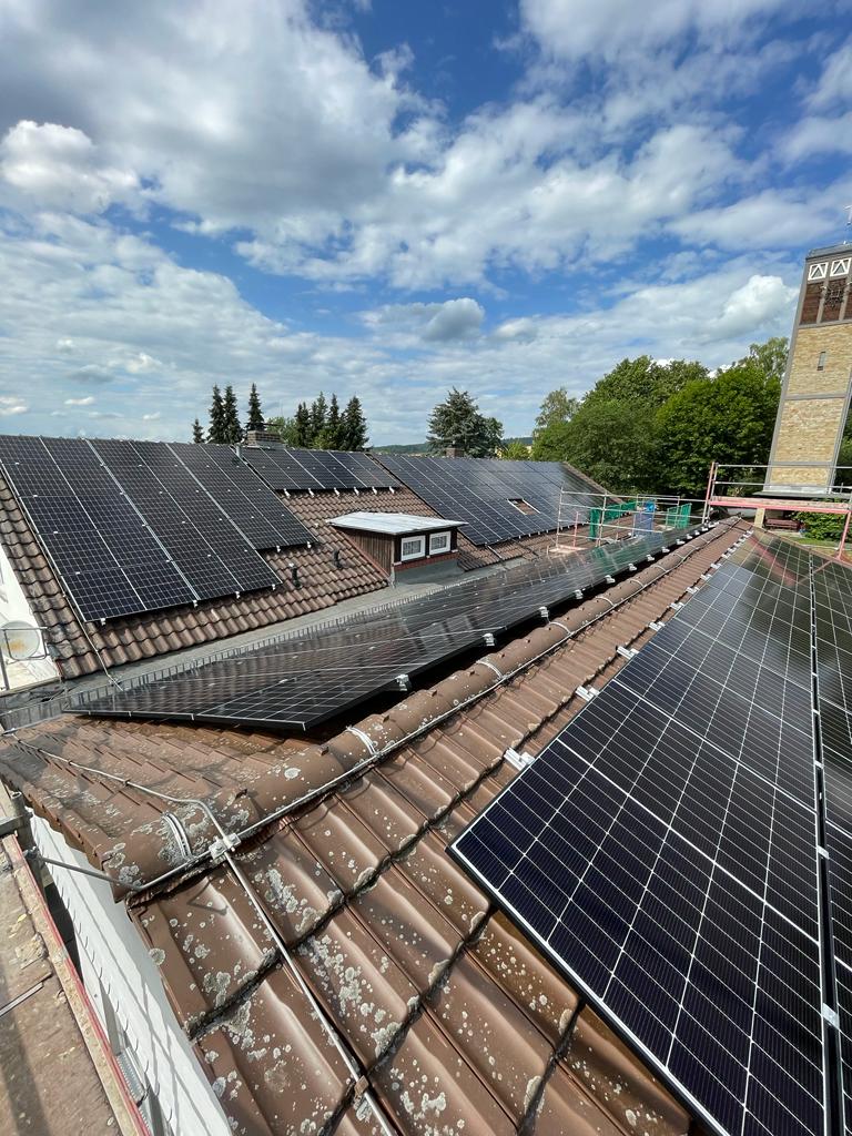 PV-Anlage auf beiden Dächern