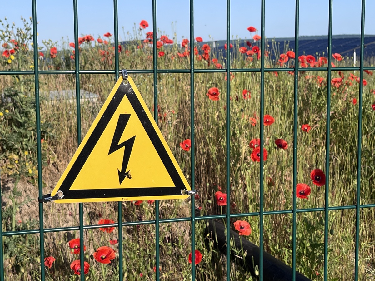 Warnung vor elektrischer Spannung am Zaun, Solarpark Dörnten Ost