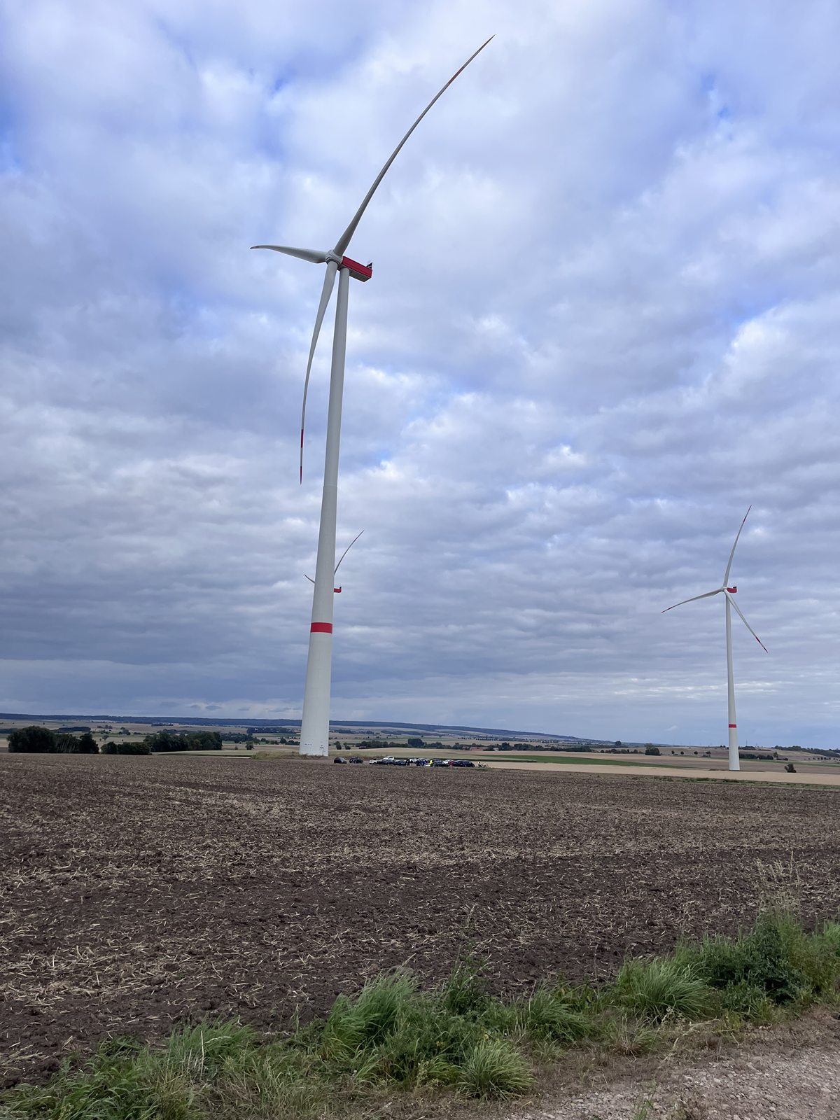 links: die Windenergieanlage Uehrde03