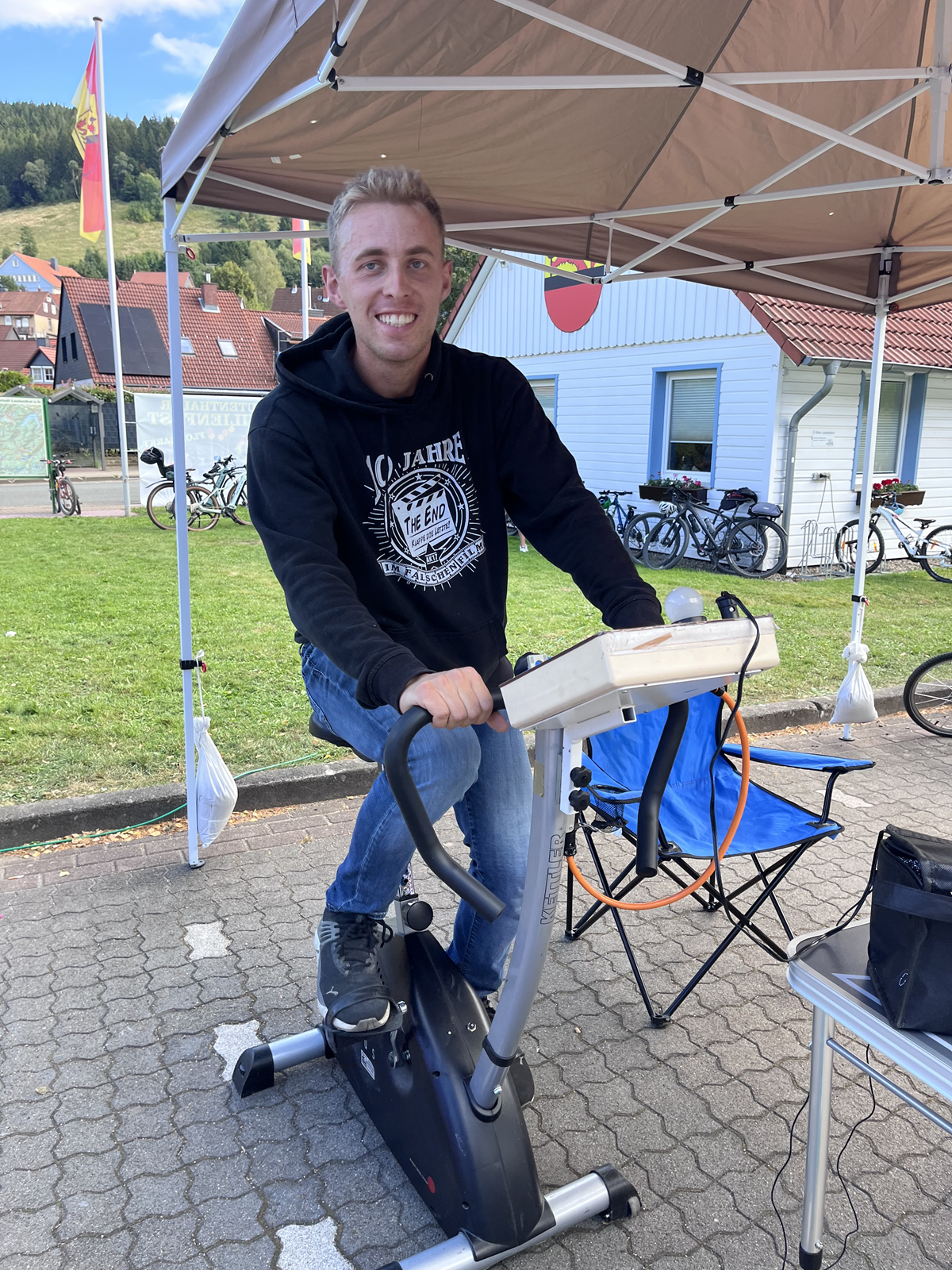 Strampeln auf dem Ergometer für eine Tasse Tee